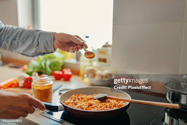 het toevoegen van spice - strooisels stockfoto's en -beelden