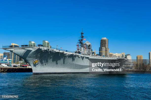 usa, california, san diego, skyline of san diego with the uss midway, aircraft carrier - uss midway museum stock pictures, royalty-free photos & images