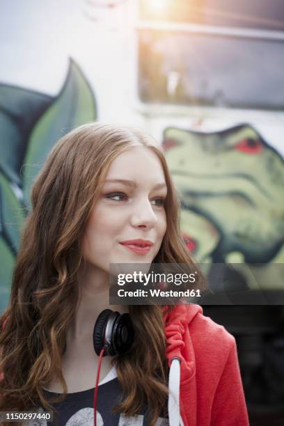 portrait of teenage girl at a painted train car - tag 14 photos et images de collection