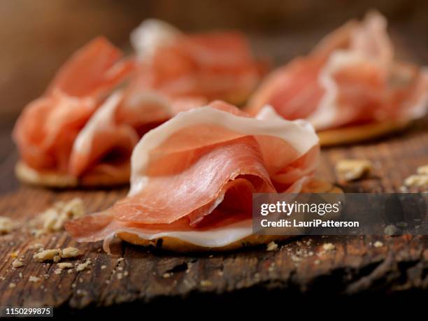 craquelins au prosciutto et brie - prosciutto stock photos et images de collection