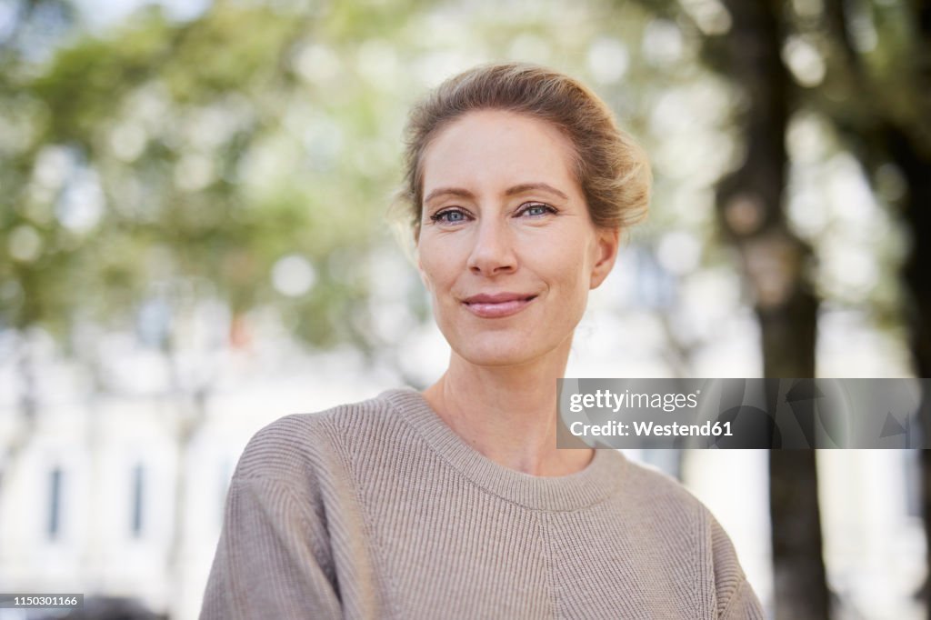 Portrait of confident woman in the city