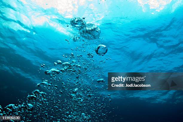 unterwasser-bubbles - oxygen stock-fotos und bilder