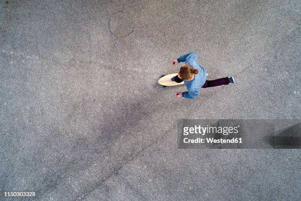 man longboarding, top view - people aerial view stockfoto's en -beelden