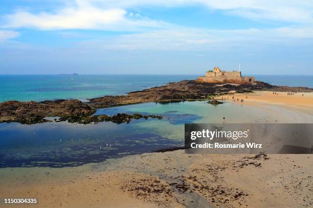 grand bé island, seen from saint-malo walls - サン マロ ストックフォトと画像