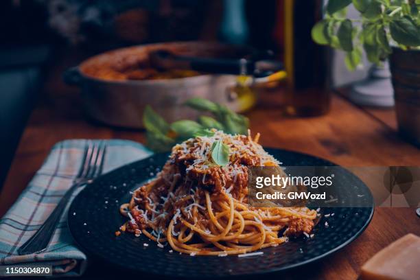 spaghetti bolognese with fresh basil and parmesan - pasta with bolognese sauce stock pictures, royalty-free photos & images