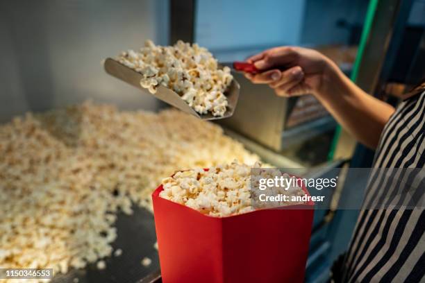 nahaufnahme mit popcorn an einem konzessionsstand im kino - imbissbude stock-fotos und bilder