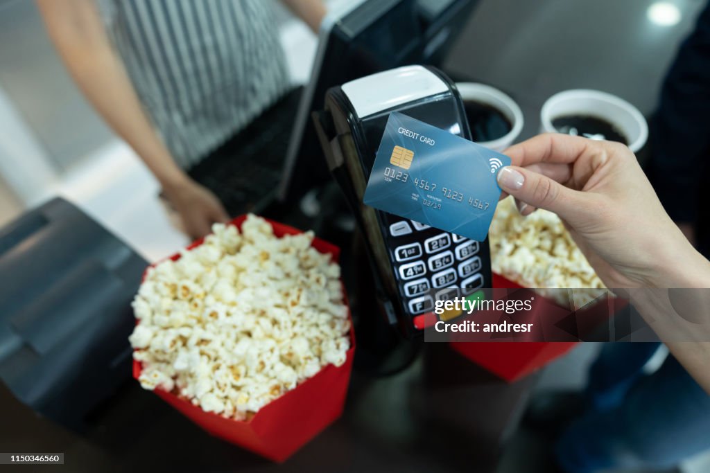 Comprar palomitas de maíz en el cine y hacer un pago sin contacto