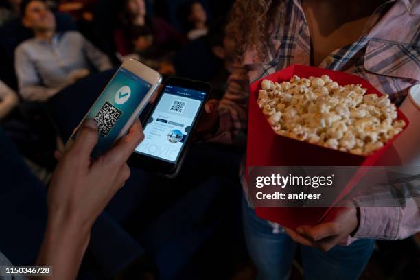 close-up in de bioscoop scannen van een qr movie ticket - invoerapparaat stockfoto's en -beelden