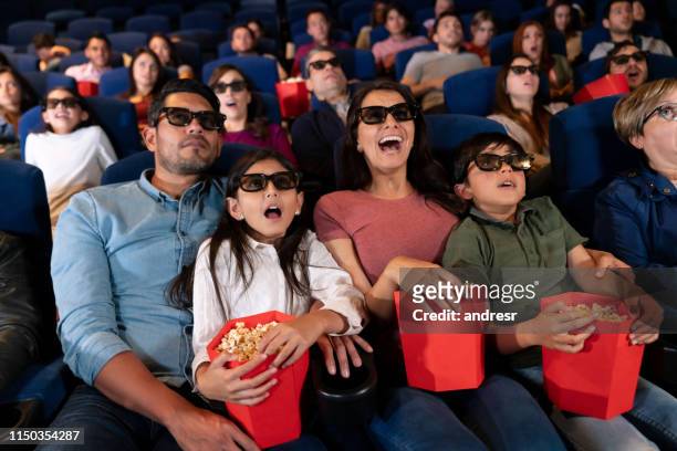 familie schaut einen beängstigenden film in 3d im kino - 3d movie stock-fotos und bilder