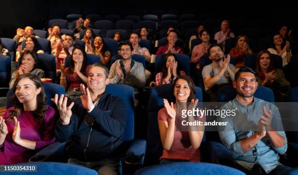 personengruppe klatscht am theater - movie theatre audience stock-fotos und bilder