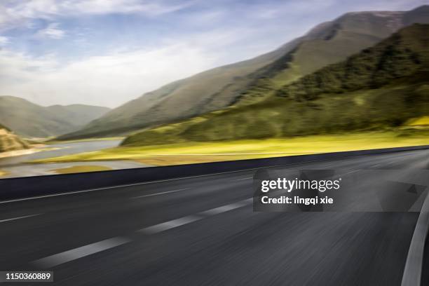 empty road in the mountains of the qinghai-tibet plateau in western china - commercial land vehicle stockfoto's en -beelden