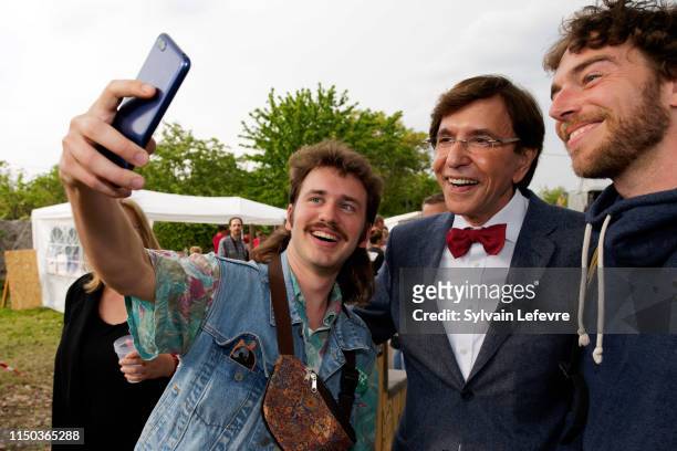 Elio Di Rupo , Mons' mayor, poses for a selfie with a participant during the 1st Mullet hair cut festival on May 18, 2019 in Boussu, near Mons,...