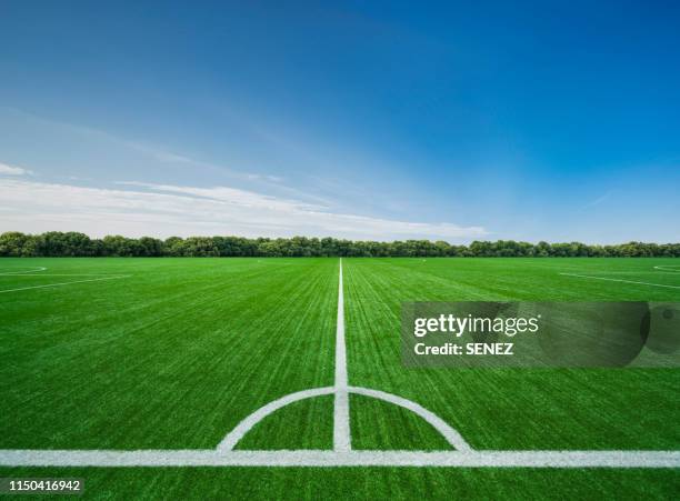 football field - spielfeldrand markierung stock-fotos und bilder