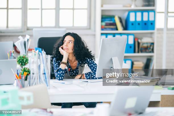 mid volwassen interieur ontwerper met probleem op kantoor - afgeleid stockfoto's en -beelden