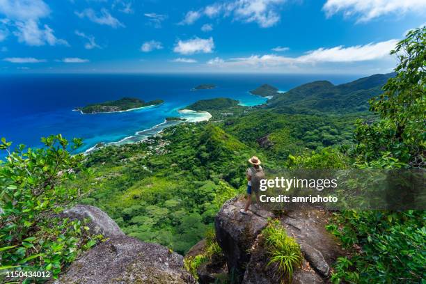 frau hoch oben auf tropischem inselberg - seychellen stock-fotos und bilder