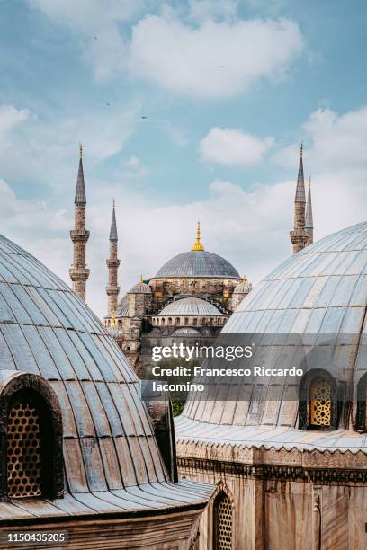 blue mosque as seen from hagia sofia, istanbul, turkey - mezquita azul fotografías e imágenes de stock