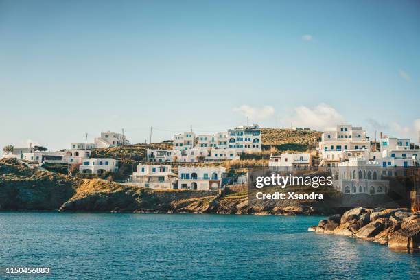 vista al atardecer del puerto en la isla de kea, cyclades, grecia - vista de la tierra fotografías e imágenes de stock