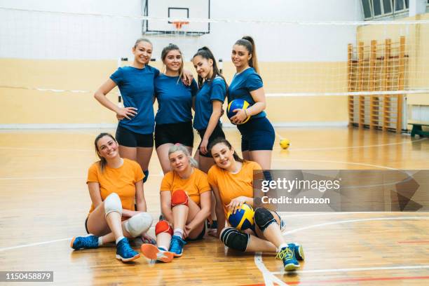 equipo femenino de voleibol juntos - high school volleyball fotografías e imágenes de stock