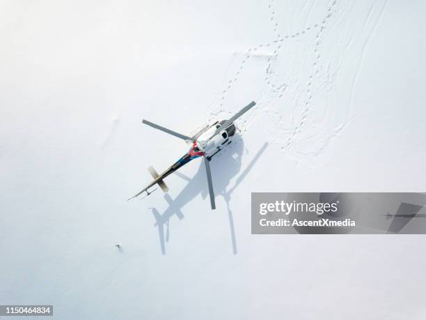 perspectiva aérea de helicóptero estacionado en un campo nevado - helipuerto fotografías e imágenes de stock
