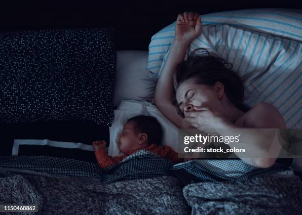 vilar tillsammans - mother sleeping baby bildbanksfoton och bilder