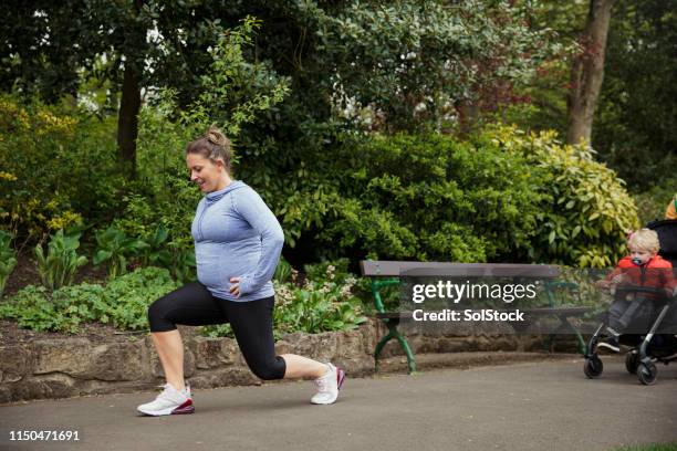 staying fit whilst pregnant - lunge imagens e fotografias de stock