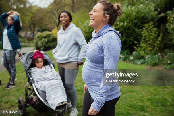 profiter de la classe d’exercice avec des amis - femme enceinte jardin photos et images de collection