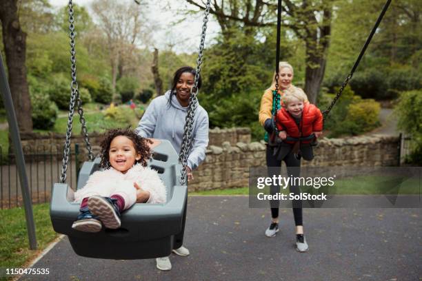diversión en el parque - columpiarse fotografías e imágenes de stock