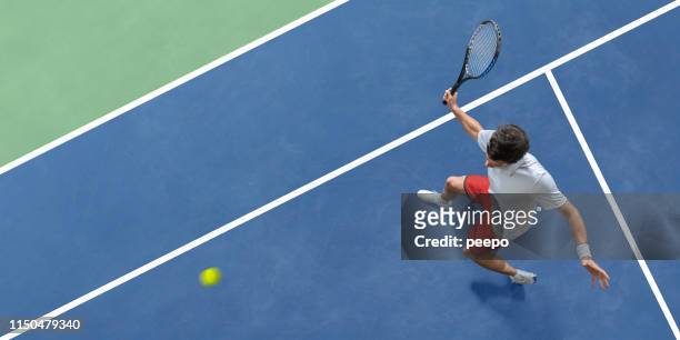 abstrakte top-ansicht des tennisspielers über den hit ball - tennis action stock-fotos und bilder
