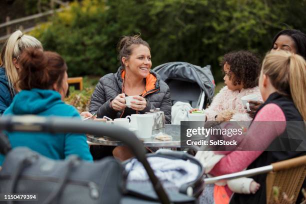 divertimento con gli amici - coffee meeting with friends foto e immagini stock