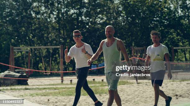 groep vrienden vergadering op urban beach - urban beach stockfoto's en -beelden