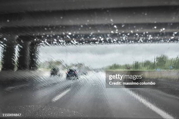 driving car on highway with bad weather, rain on windshield - auto druppel stockfoto's en -beelden