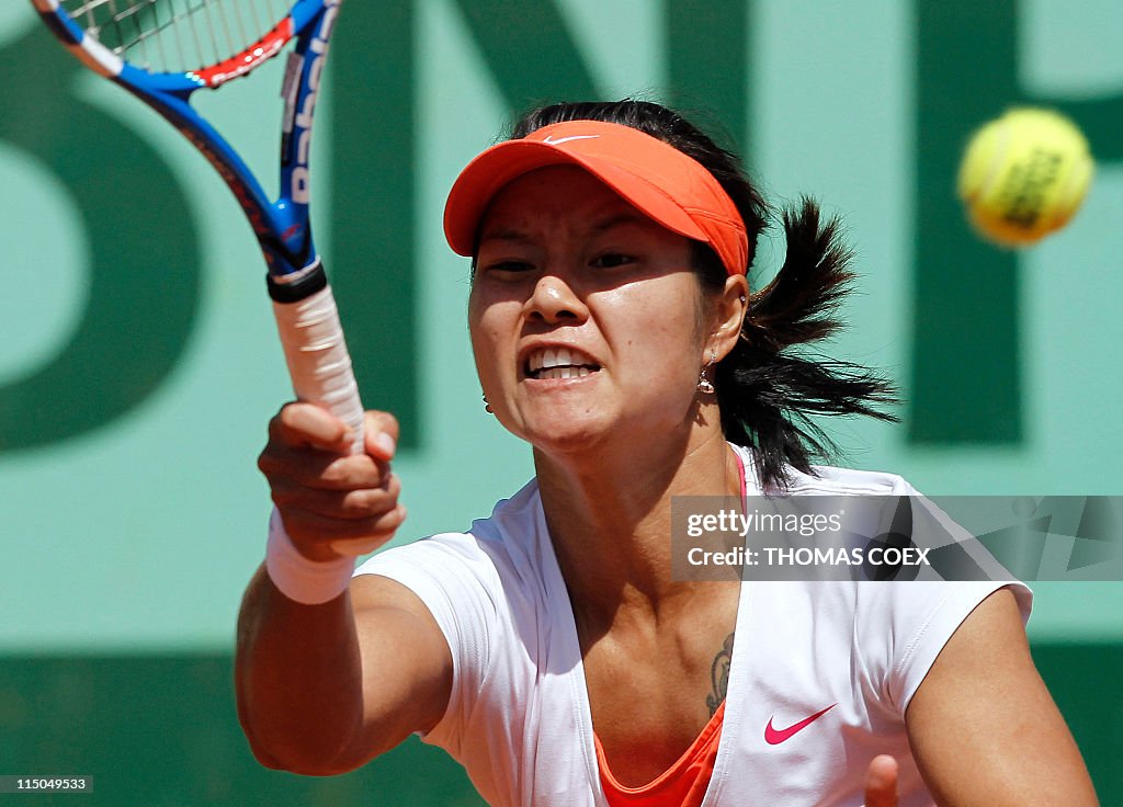 Li Na Ball China's Li Na hits a return to Russia's Maria Sharapova during their ...