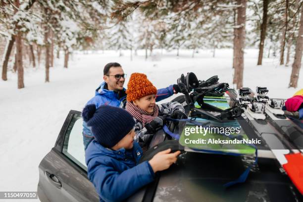 redo för vinterfärd - family skiing bildbanksfoton och bilder