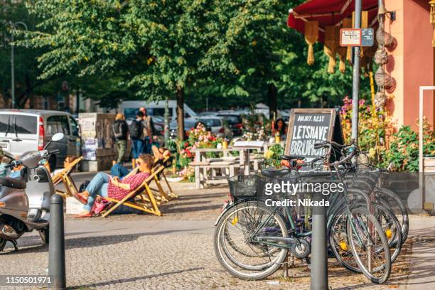 people relaxing in berlin, germany - prenzlauer berg stock pictures, royalty-free photos & images