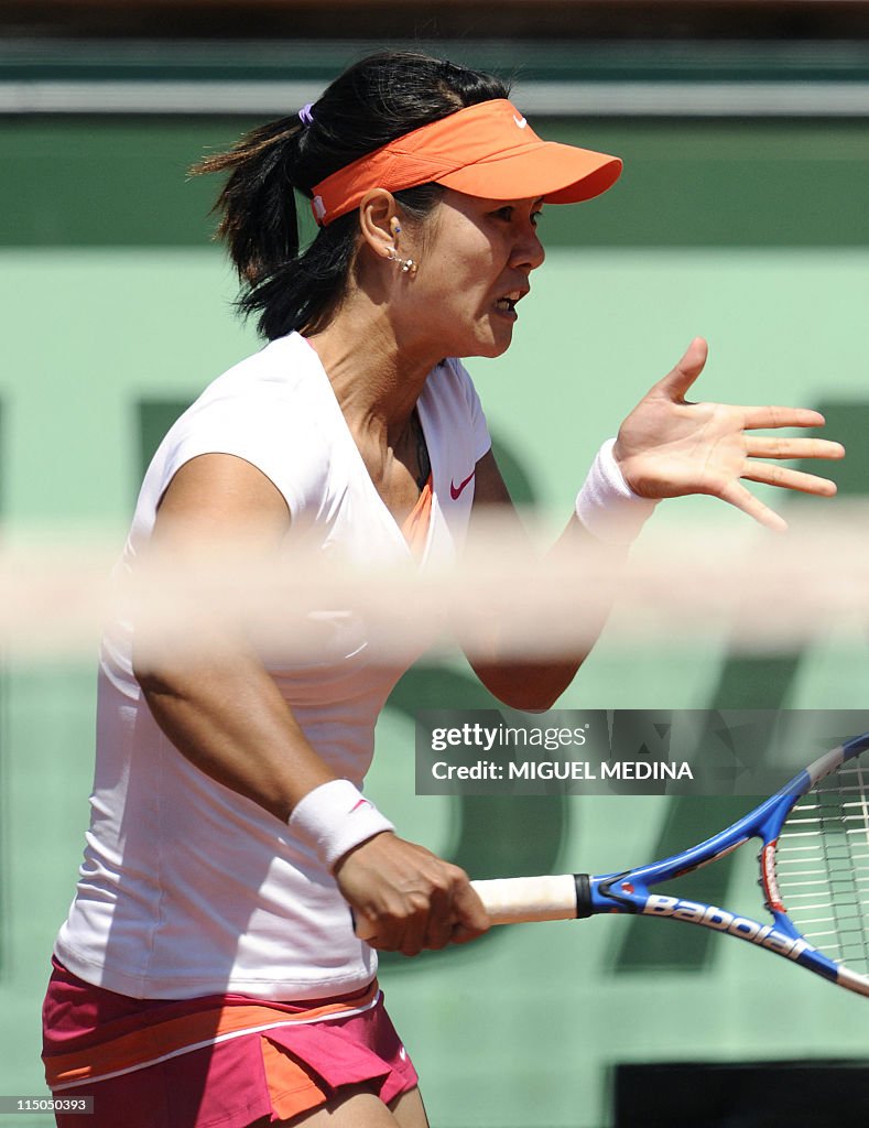 Li Na Ball China's Li Na returns the ball to Russia's Maria Sharapova during ...