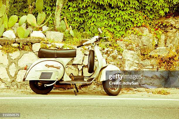 old vespa - sorrento stockfoto's en -beelden