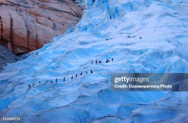 briksdalsbreen glacier march in norway - glaciar de briksdalsbreen fotografías e imágenes de stock