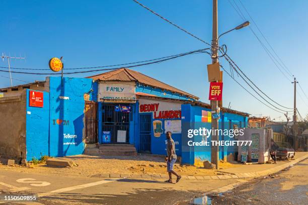 familjens minimarknad i alexandra township, johannesburg - alexandra township bildbanksfoton och bilder