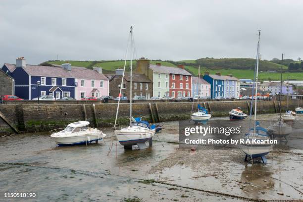 aberaeron harbour, dyfed, wales - low tide stockfoto's en -beelden