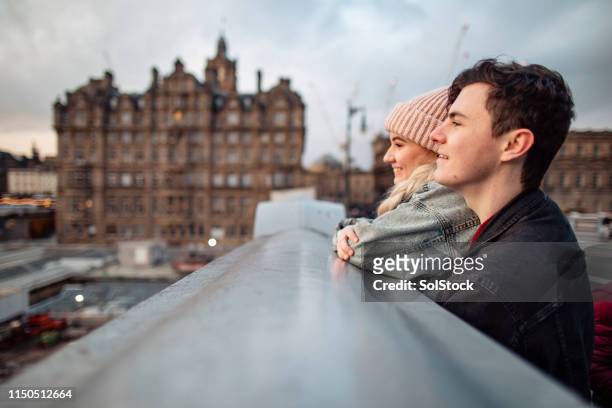 ehepaar bewundert den blick in edinburgh - edinburgh schotland stock-fotos und bilder