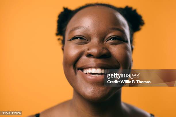friendly black face - fond orange photos et images de collection
