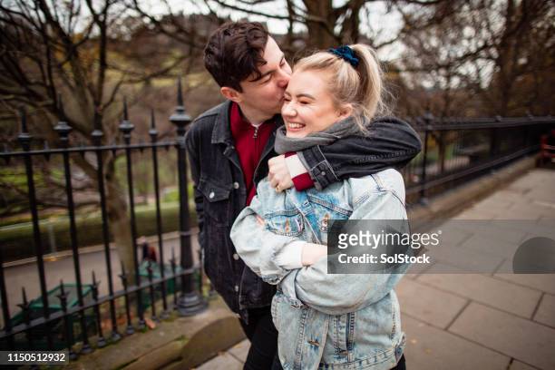 junges paar in liebe - edinburgh street stock-fotos und bilder