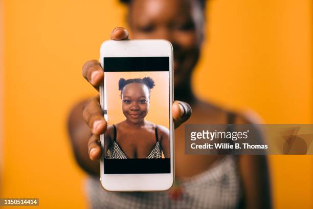 selfie of black woman on smartphone - photo messaging fotografías e imágenes de stock