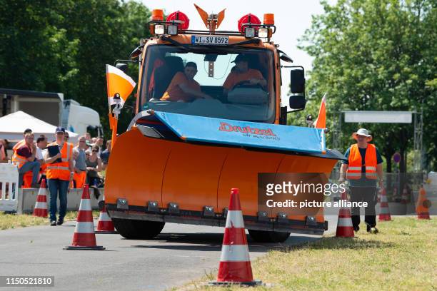 June 2019, Hessen, Baunatal: A Unimog of the Autobahnmeisterei is on the track at the Hessian championships in snow ploughing. 15 teams fight in two...