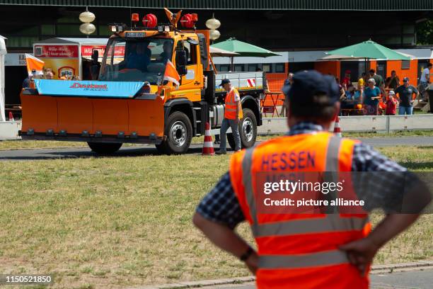 June 2019, Hessen, Baunatal: A Unimog of the Autobahnmeisterei is on the track at the Hessian championships in snow ploughing. 15 teams fight in two...