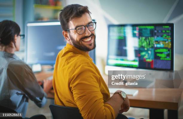 erfolgreicher it-entwickler. - software stock-fotos und bilder