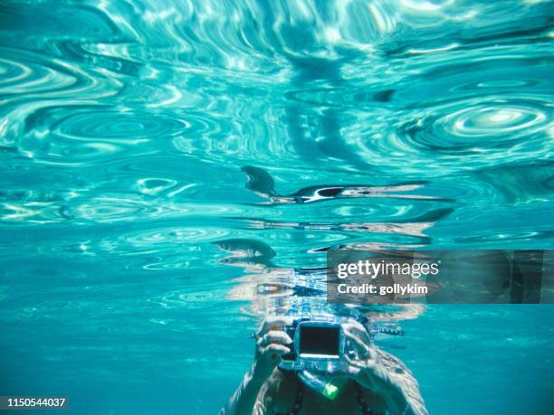 donna che scatta foto subacquee, isola perhentiana, malesia - macchina fotografica subacquea foto e immagini stock