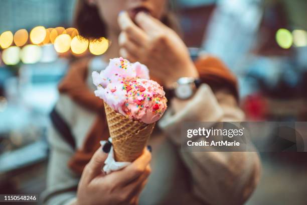 chica adolescente con rosa comiendo helado al aire libre en verano - gente comiendo helado noche fotografías e imágenes de stock