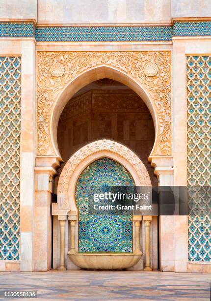 view of building detail tiled. - モロッコ カサブランカ ストックフォトと画像