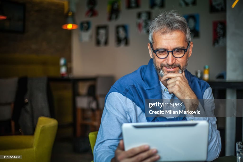 Unternehmer arbeitet am Tablet